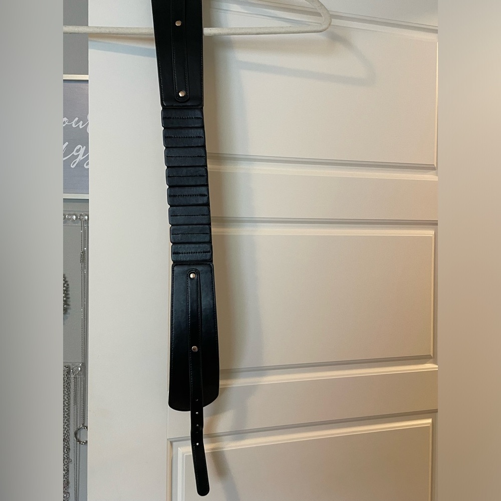 Wide elastic belt. Size medium brand new.